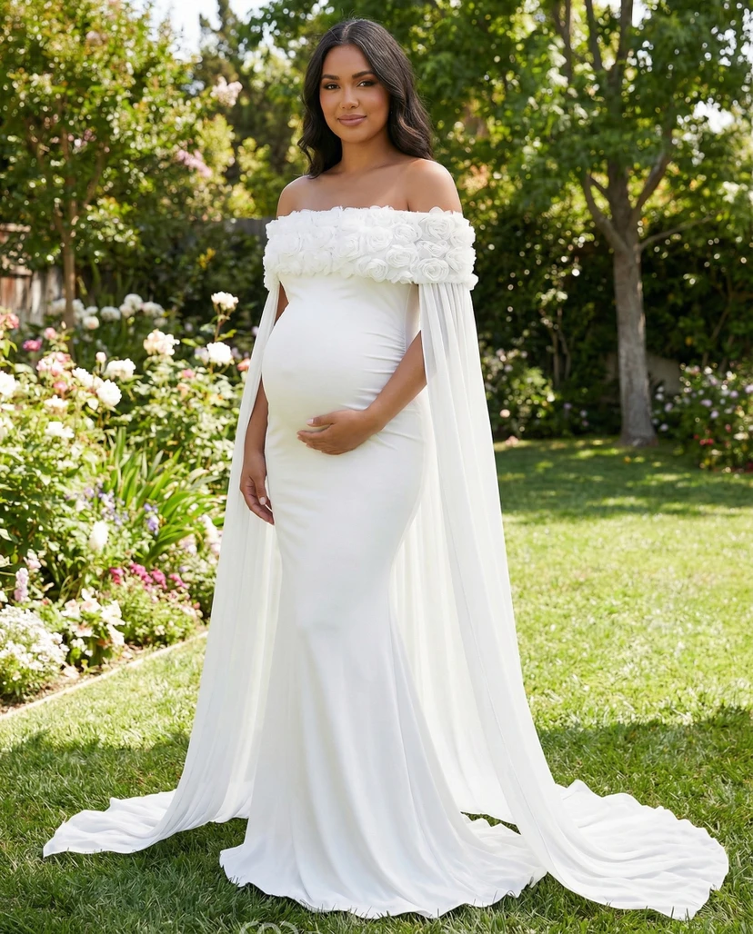Vestido de novia premamá con capa floral y hombros descubiertos y falda elegante estilo sirena.