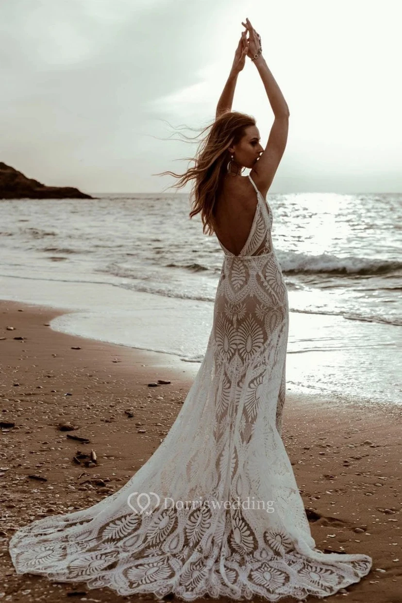 Robe de mariée fourreau bohème simple en dentelle, dos nu plongeant, style plage view 3