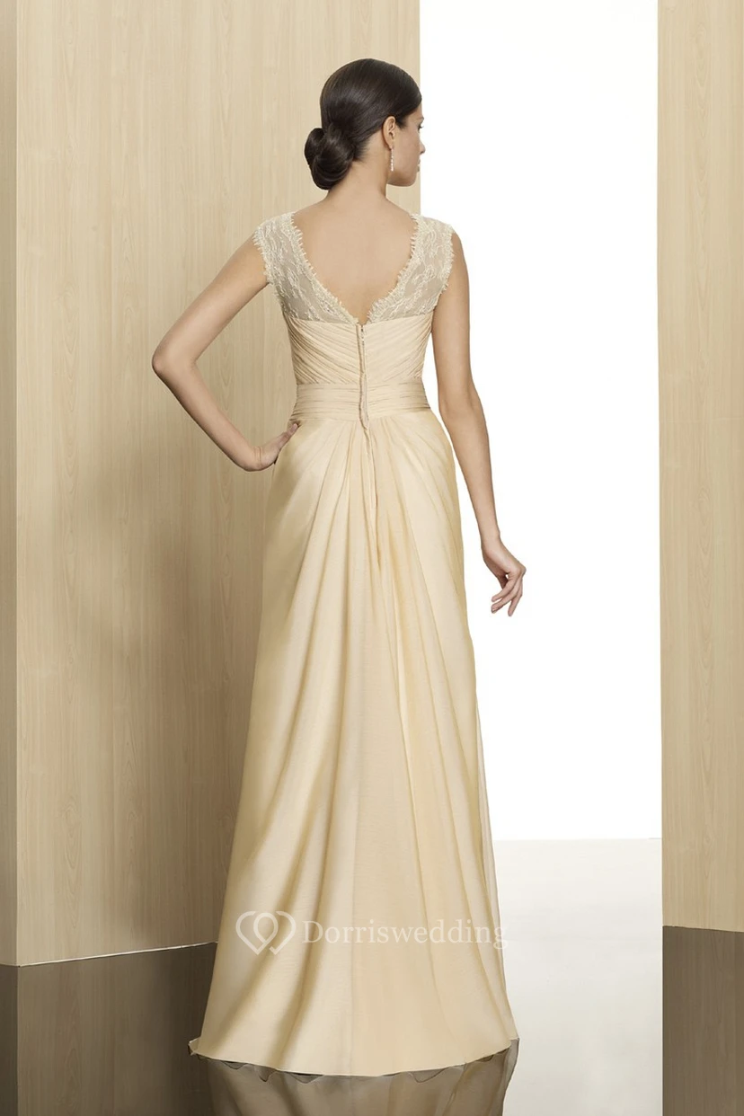 Robe de soirée maxi sans manches en jersey à encolure ronde et dos nu en V, ornée d'appliqués. view 2