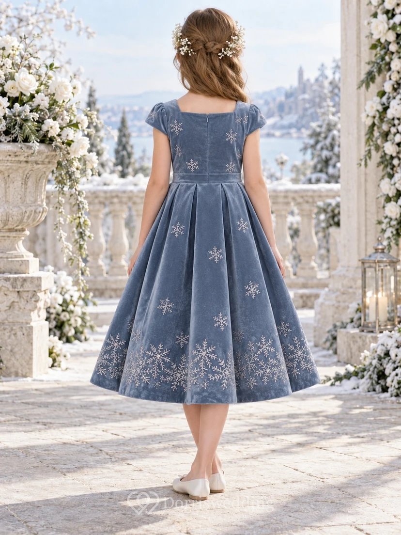 Blaues Samtkleid mit eckigem Ausschnitt, Schneeflockenmuster und kurzen Ärmeln, in Teelänge, Blumenmädchenkleid view 2