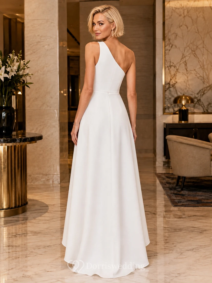 Robe de mariée asymétrique moderne en satin plissé à une épaule, dos nu, pour réception formelle view 2