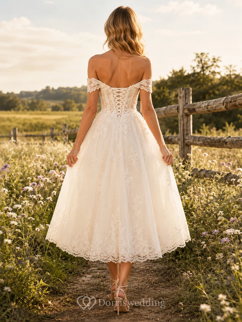 Robe de mariée vintage en dentelle et tulle, coupe trapèze, épaules dénudées, manches courtes, longueur thé, dos corset lacé view 2