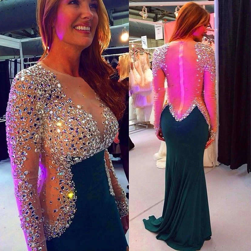 Robe de soirée sirène intemporelle à manches longues, ornée de cristaux et d'une fermeture éclair au dos. view 2