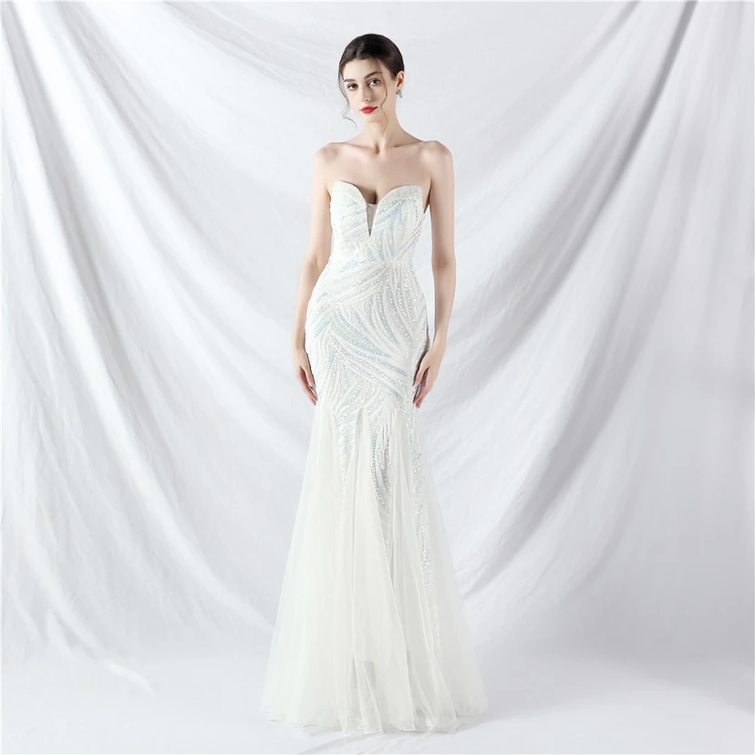 Schwer gearbeitetes, perlenbesetztes Abendkleid aus Netzgewebe mit superdichter Paillettenbesatz view 28
