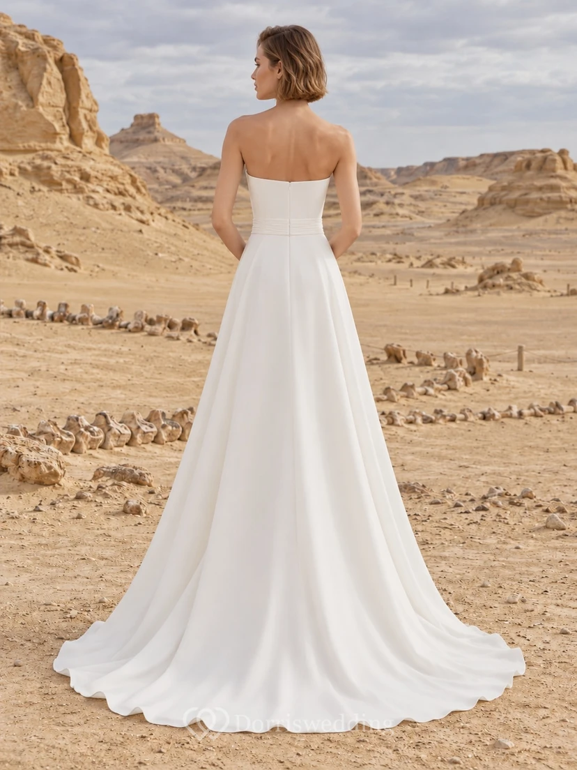 Vestido de novia sencillo, sin tirantes, de satén, corte en A, cintura natural, corpiño liso, largo hasta el suelo y cola. view 2