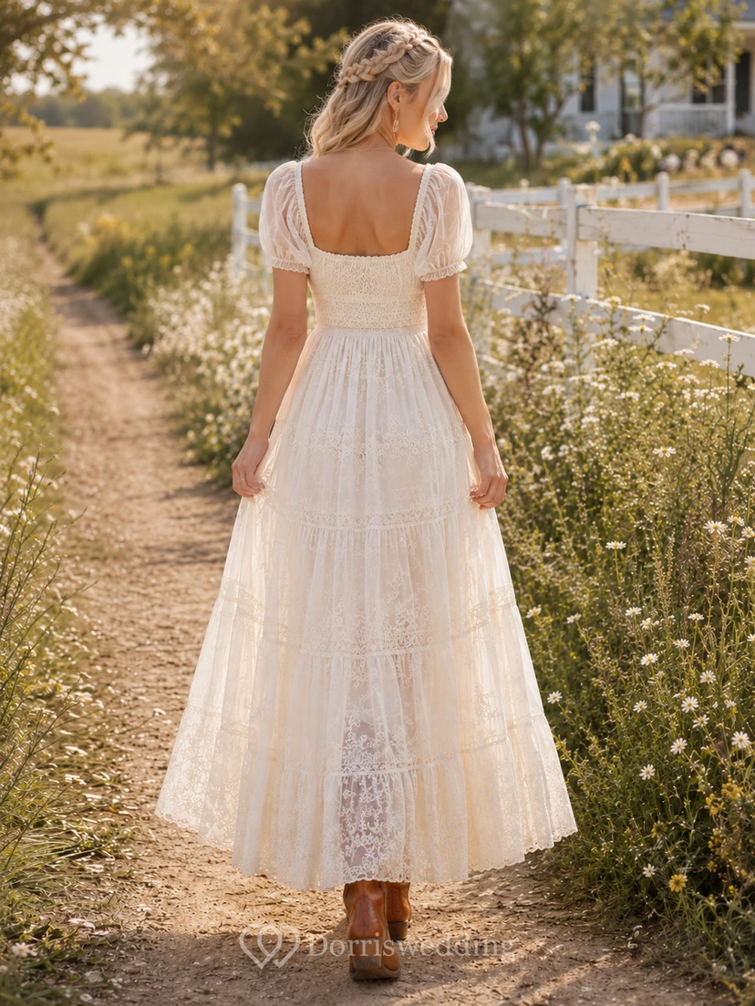 Robe de mariée de maternité à bretelles spaghetti en dentelle et tulle, coupe trapèze, style jardin, avec traîne ornée d'appliqués délicats. view 2