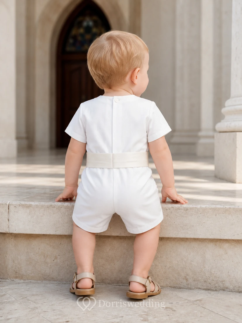 Minimalistisches weißes Kurzarm-Taufoutfit mit Abnähern und Schärpe für Jungen view 2