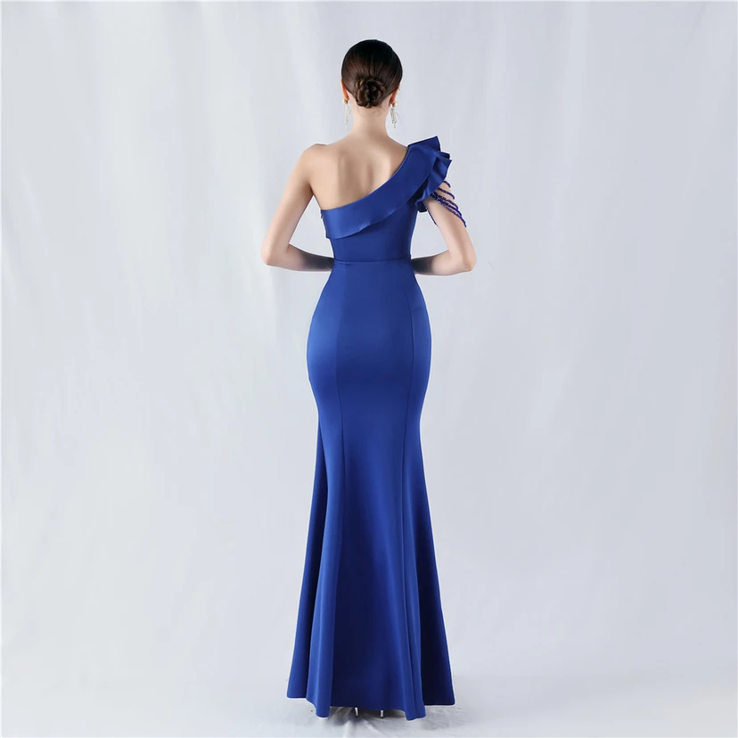 Vestido de noche asimétrico de satén con escote alto y cuello oblicuo, adornado con cuentas. view 53