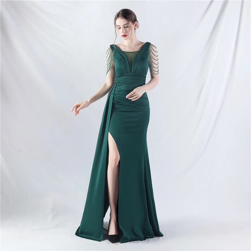 Ein Abendkleid aus insgesamt 8 Farben, gefertigt mit aufwendiger Satinfalttechnik und Perlenstickerei. view 29