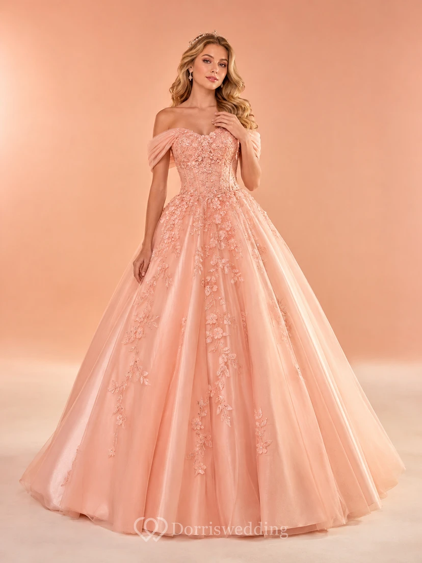 Robe de bal romantique de princesse pour quinceañera, épaules dénudées et décolleté cœur, en dentelle florale pastel corail, style studio.