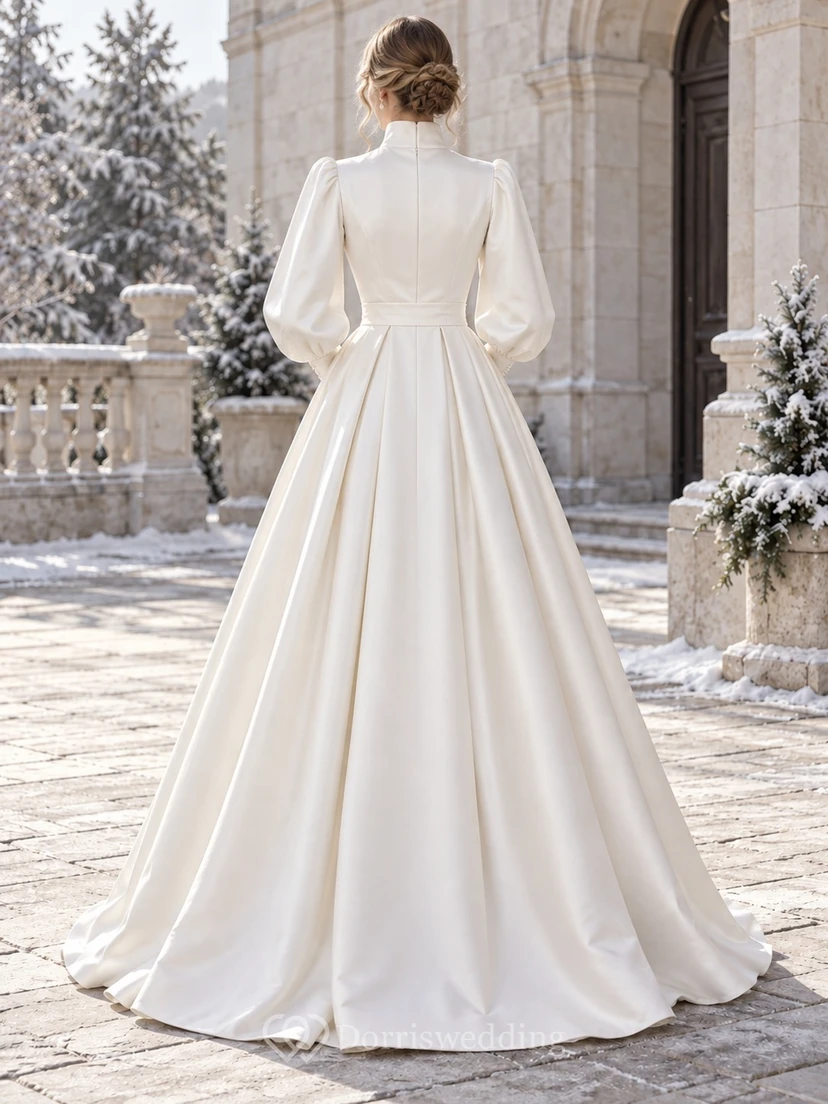 Vestido de novia de satén cruzado con cuello alto y mangas largas estilo obispo. view 2
