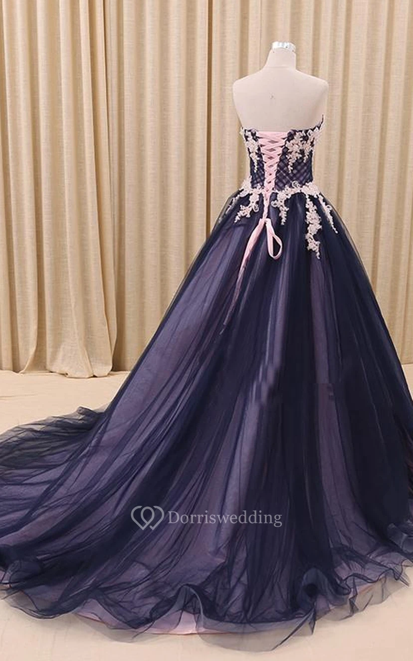 Vestido de gala de corte A, largo hasta el suelo, escote corazón, sin mangas, con apliques de campana, cola de corte, espalda tipo corsé y encaje de tul. view 2