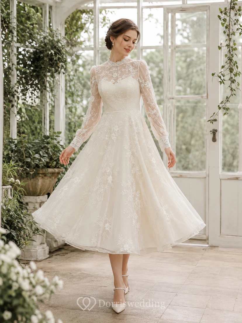 Robe de mariée vintage longue à col montant, manches illusion en dentelle, coupe trapèze, longueur thé, décolleté en goutte d'eau
