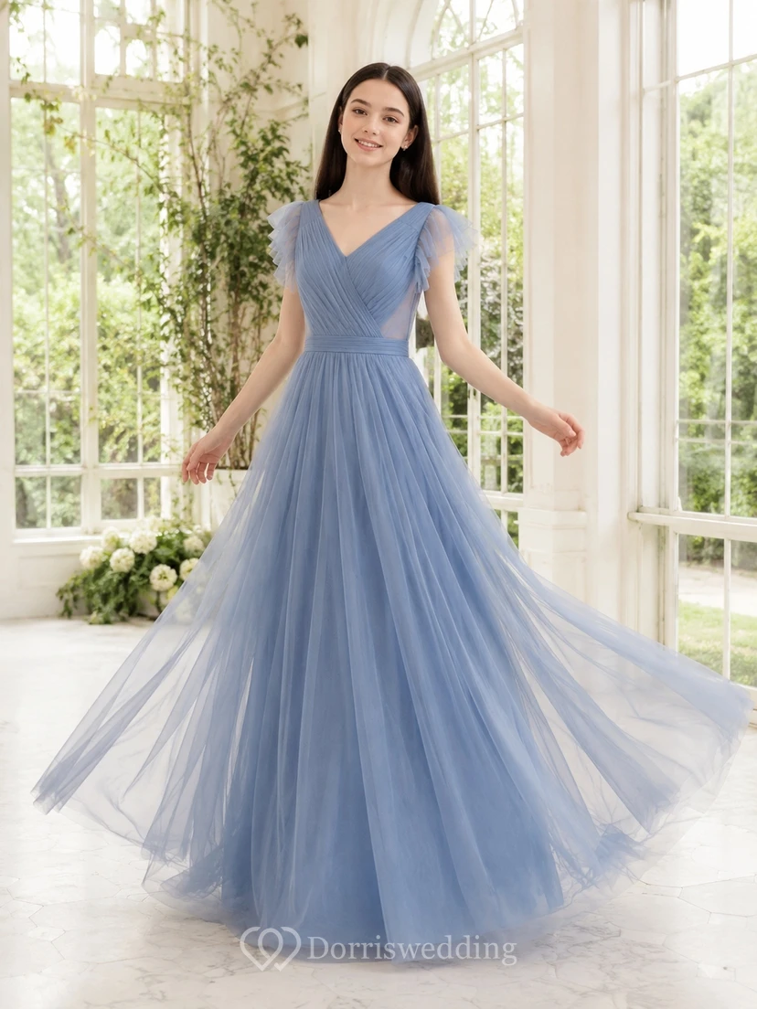 Vestido de dama de honor juvenil azul acero, corte en A, escote en V, manga corta, detalle de lazo de tul, estilo romántico.