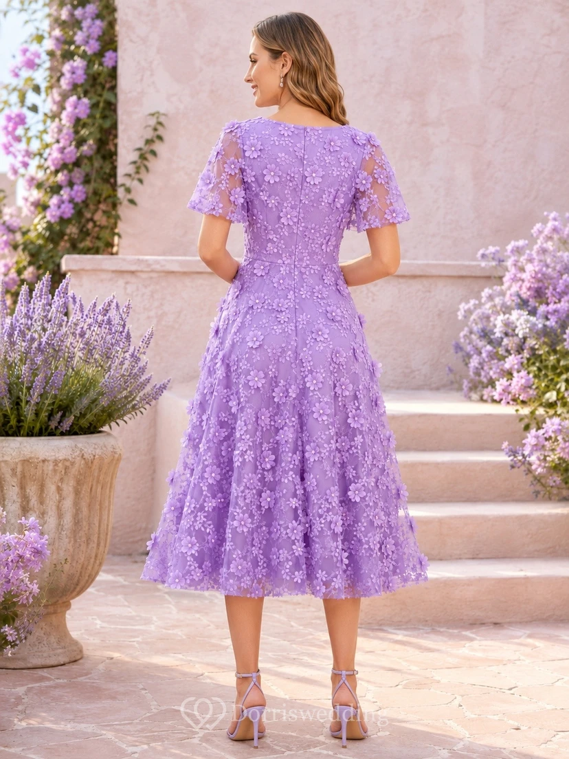 Vestido corto de manga corta con cuello joya y encaje floral lila, largo hasta la rodilla view 2