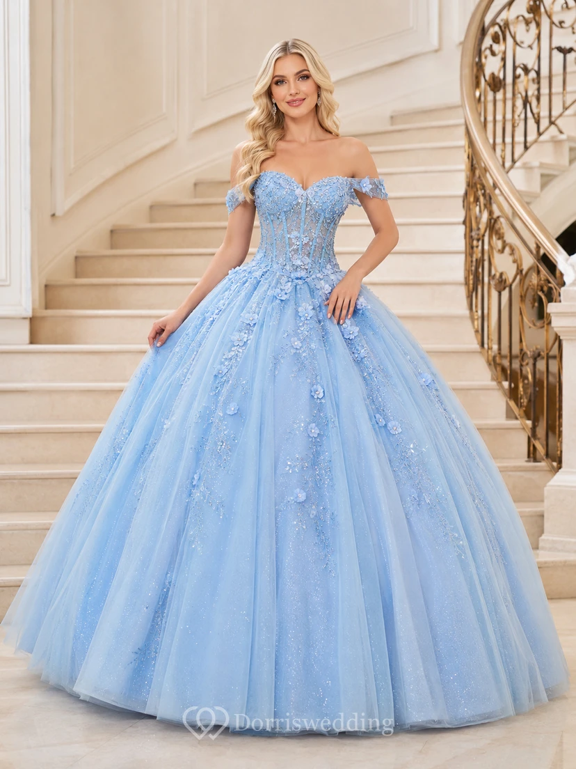 Vestido de baile romántico de princesa azul cielo con escote corazón y tul floral, estilo quinceañera, sin hombros y con escote corazón.