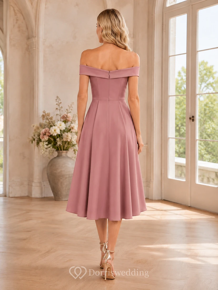 Vestido de dama de honor de satén color rosa empolvado, manga corta, escote doblado, cintura natural, corte entallado y falda acampanada, largo hasta la rodilla. view 2