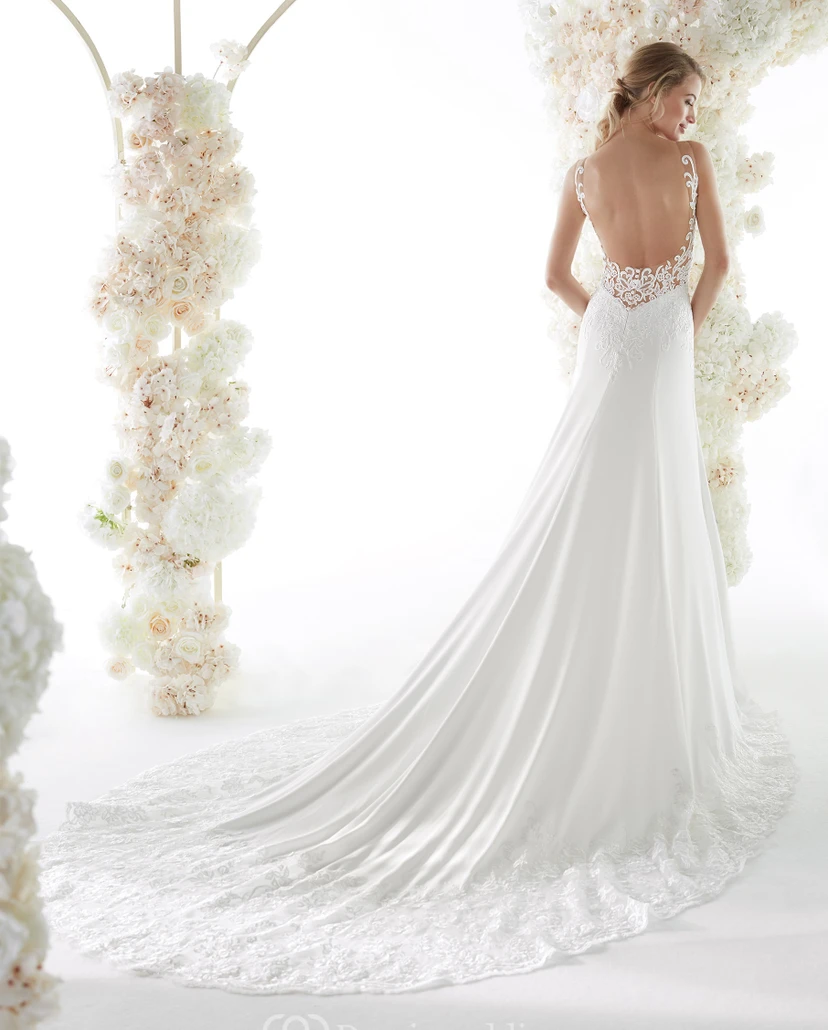 Robes de mariée dos nu sexy à décolleté plongeant en V et traîne chapelle ornées d'appliqués de dentelle view 3