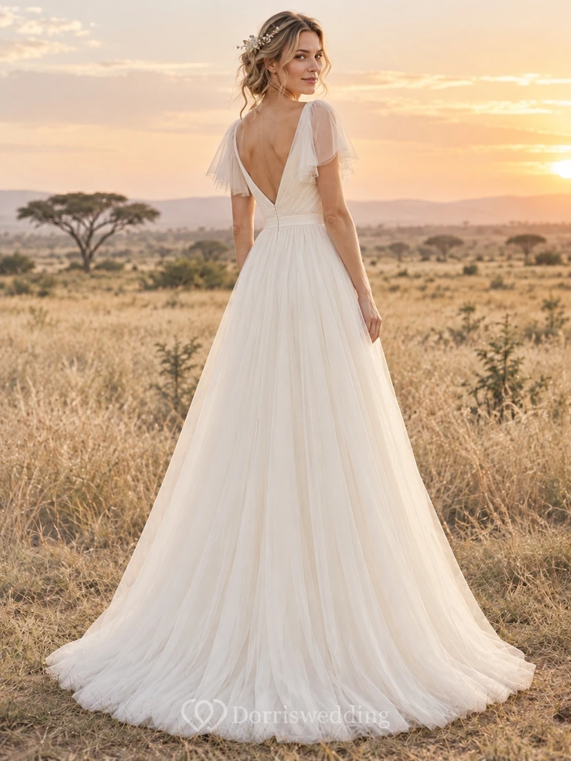 Vestido de novia sencillo de corte A con escote en V, tul, manga corta y corpiño fruncido. view 2