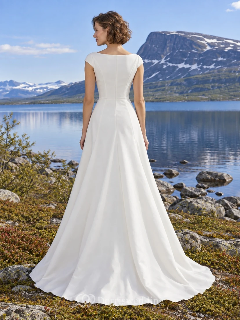 Vestido de novia sencillo y discreto de popelina de algodón, corte en A, con escote barco y mangas cortas. view 2