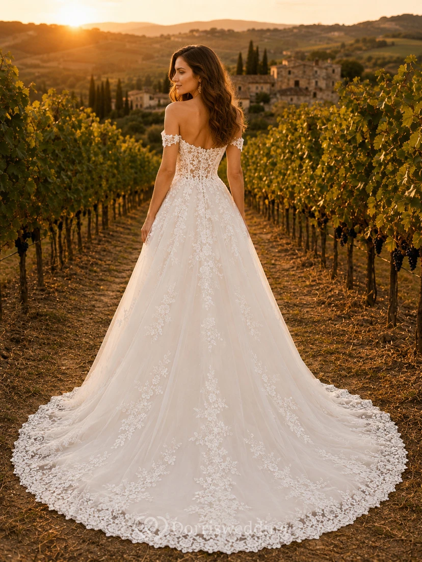 Vestido de novia de tul y encaje campestre, estilo princesa, con hombros descubiertos, cola larga y espalda en V baja. view 2