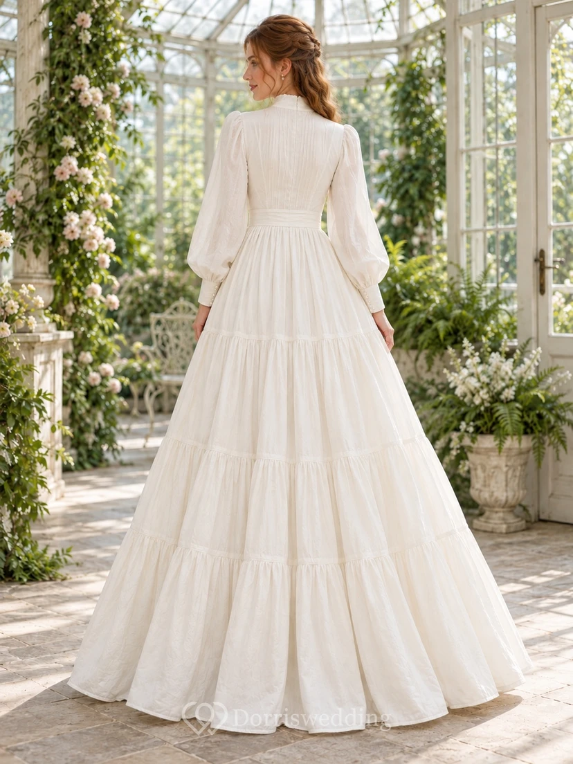 Vestido de novia sencillo de algodón con mangas largas, cuello alto y volantes, corte en A y largo hasta el suelo view 2