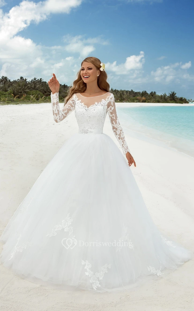 Robe de bal longue jusqu'au sol, col bateau, manches t-shirt, en tulle illusion ornée de perles et d'appliques