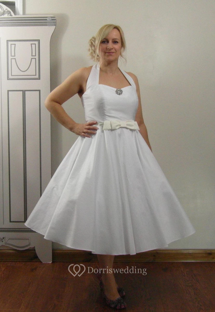 Vestido de tafetán de corte A sin mangas hasta la rodilla con fajín de lazo de satén.