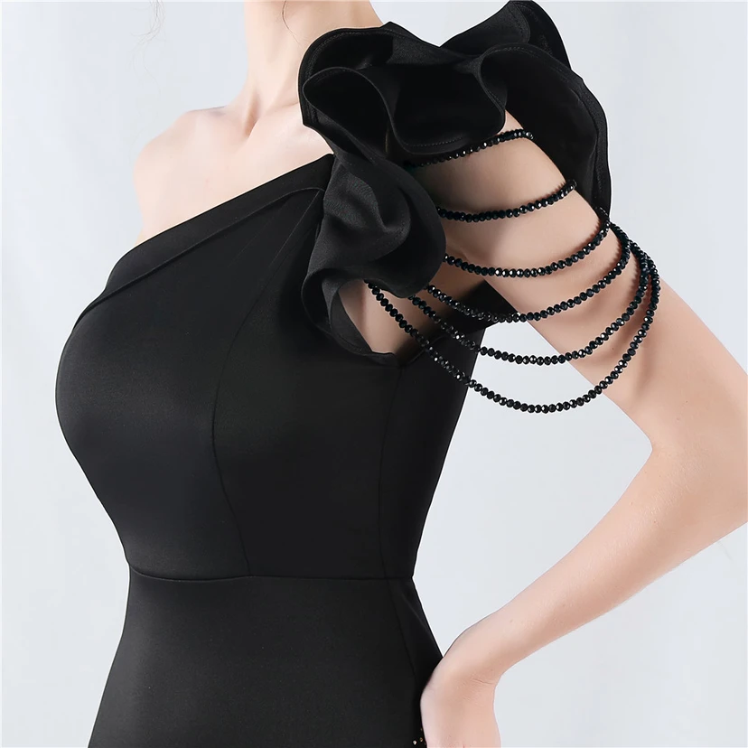Vestido de noche con cuello oblicuo, hombros con estampado de hojas de loto, bordado artesanal y diamantes, ideal para la celebración de la reunión anual. view 48