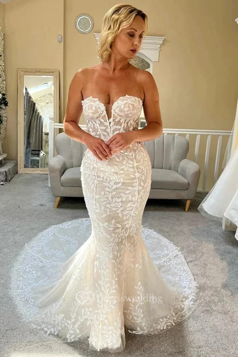 Vestido de novia elegante y sexy estilo sirena con encaje y escote corazón, cola de corte.