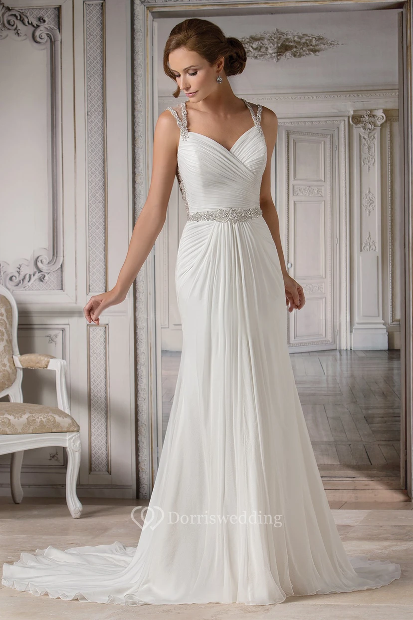 Vestido de novia de gasa estilo sirena con mangas cortas, pliegues y abalorios.