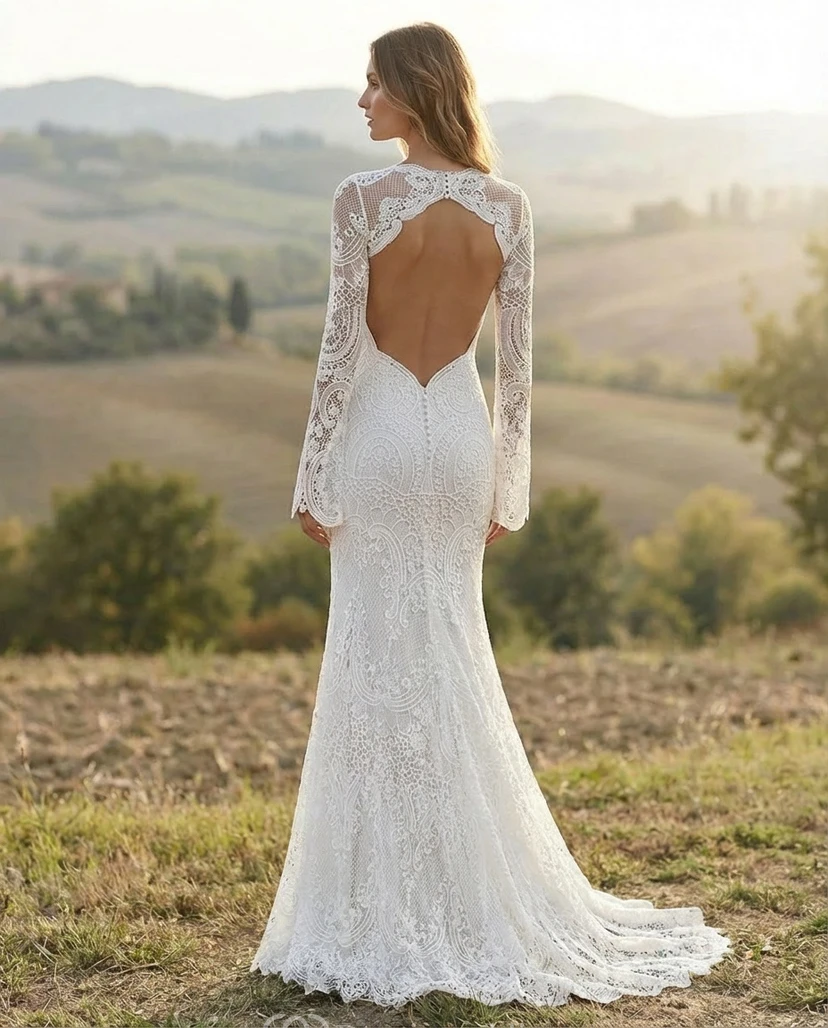 Robe de mariée bohème en dentelle, coupe sirène, manches longues et dos nu view 2