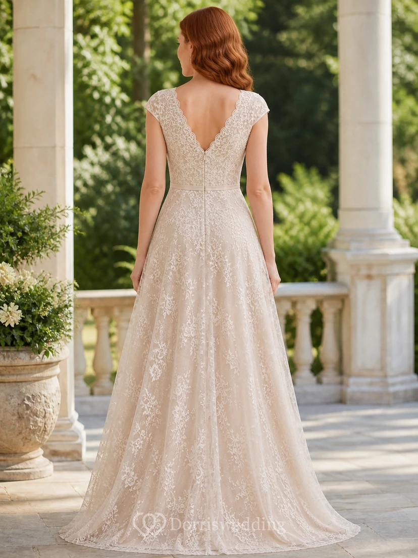 Vestido de novia modesto de corte A, escote en V, mangas cortas y encaje, largo hasta el suelo view 2