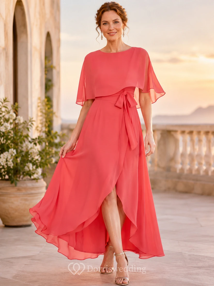 Robe de cérémonie en mousseline corail à manches cape asymétrique et coupe trapèze