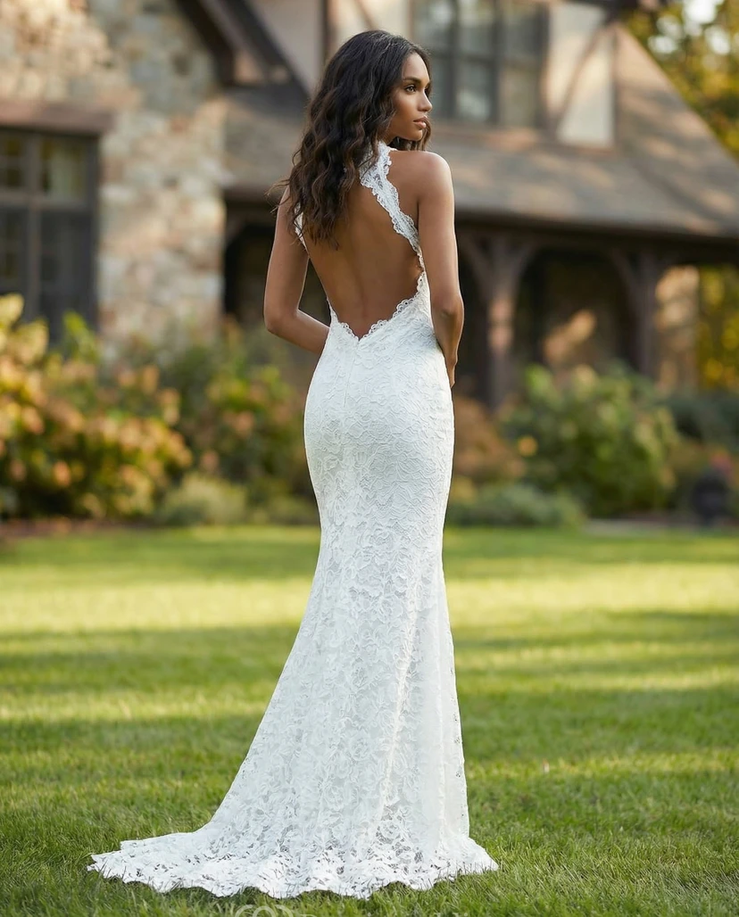 Robe de mariée moderne en dentelle à col montant - Robe fourreau sans manches avec fente latérale haute view 2