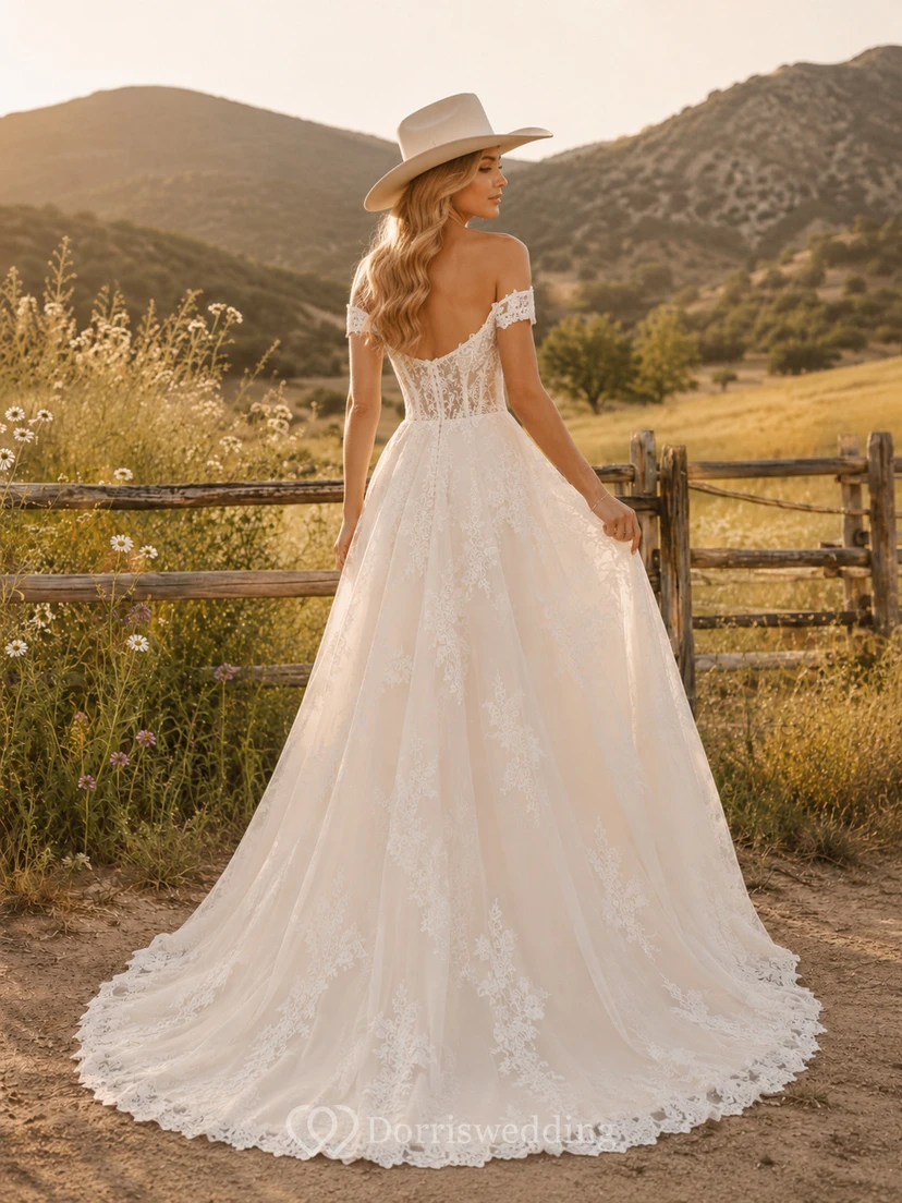 Robe de mariée champêtre en tulle et dentelle, coupe trapèze, épaules dénudées, traîne chapelle et dos corset lacé fendu view 2
