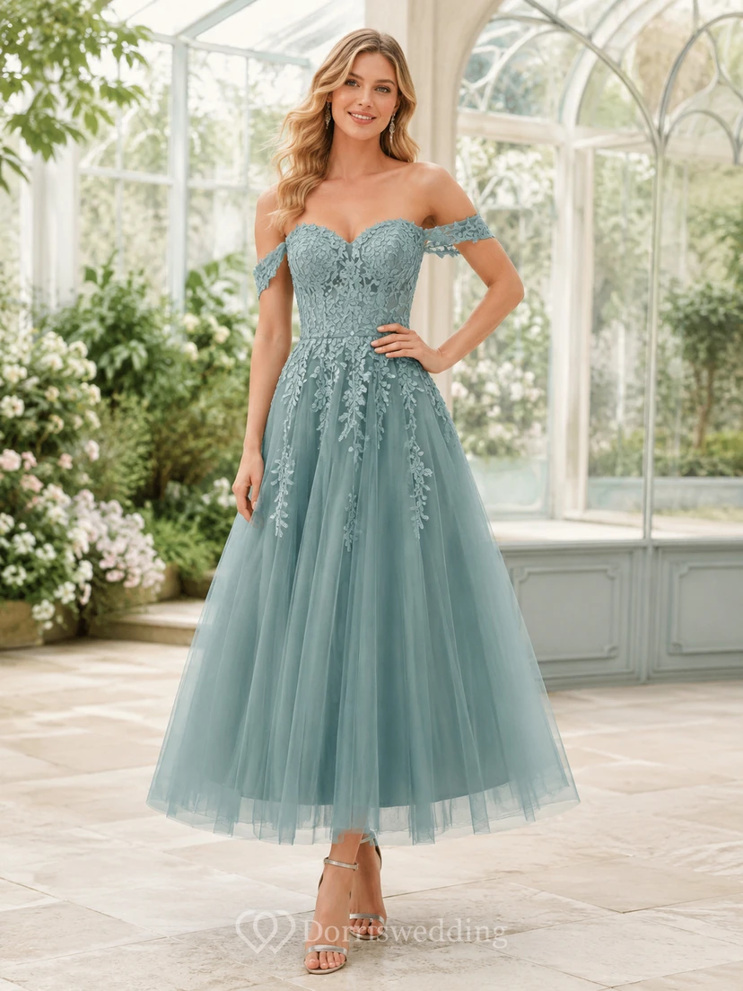 Vestido de novia romántico de corte A, largo hasta la rodilla, con encaje y tul, color azul acero, hombros descubiertos.