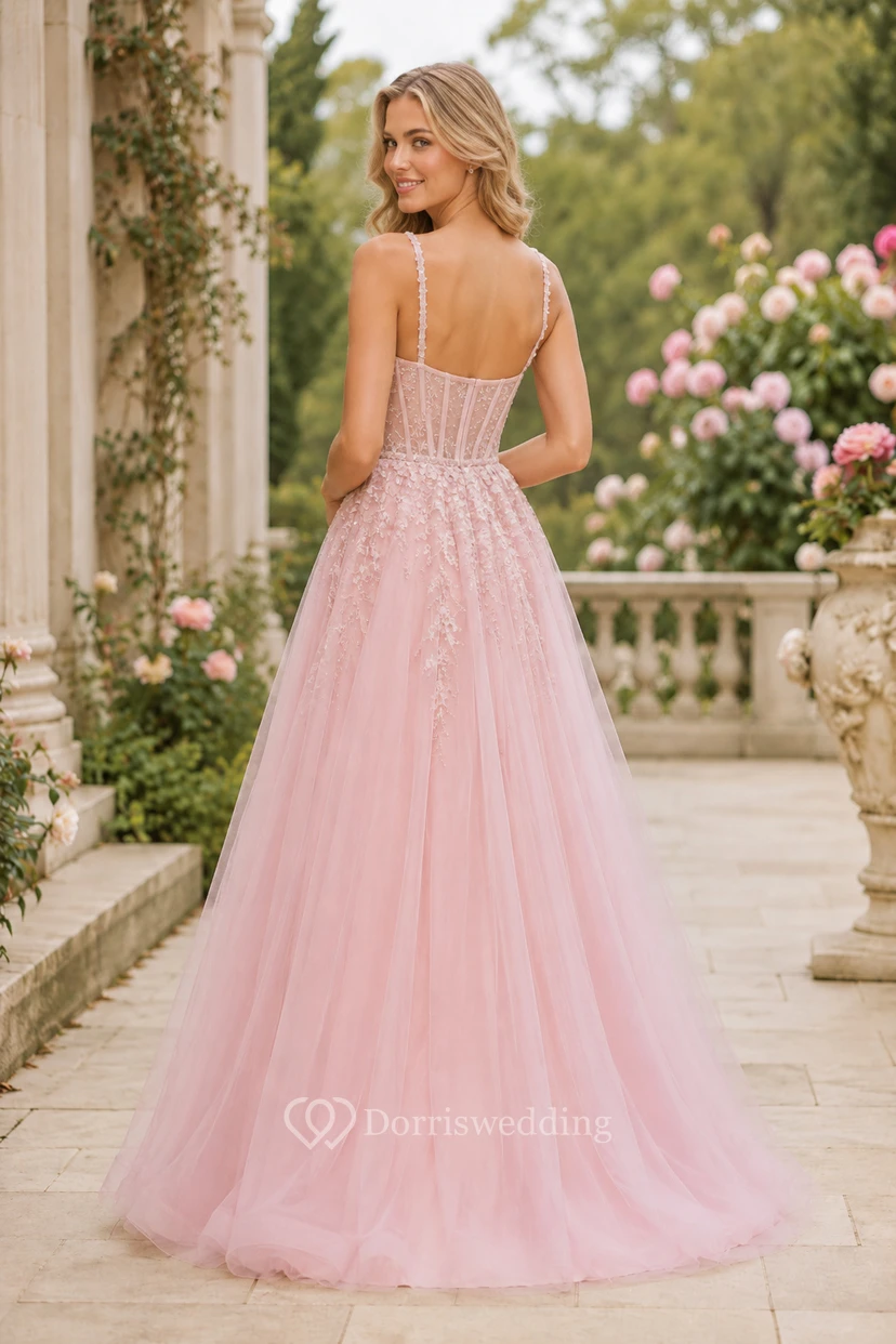 Robe de soirée rose poudré à fines bretelles en tulle, coupe trapèze, ornée d'appliqués de dentelle, idéale pour les demoiselles d'honneur, les invitées et les réceptions formelles. view 2