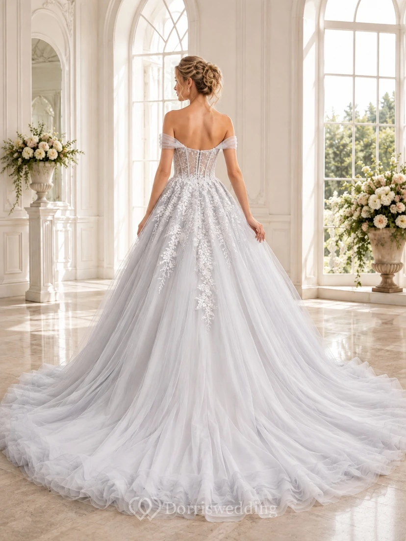 Graues Ballkleid, schulterfrei, Tüll, Blumenapplikationen, Kapellenschleppe, Brautkleid view 2