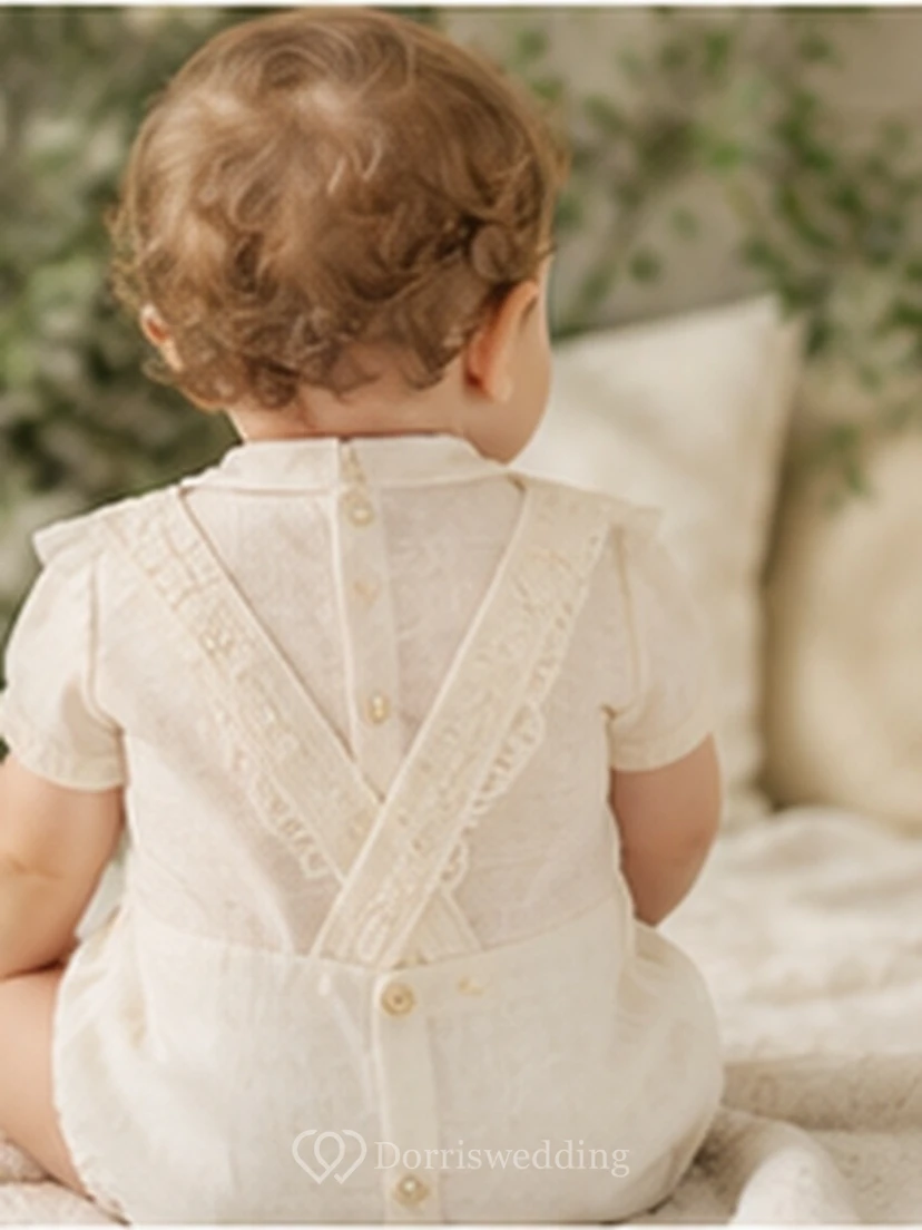 Grenouillère de baptême en dentelle crème avec bavoir et nœud papillon pour bébé garçon view 2
