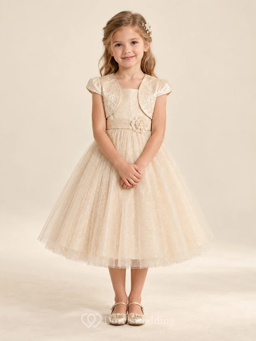 Teelanges, champagnerfarbenes A-Linien-Kleid aus Tüllspitze mit Bolero, kurzen Ärmeln, blumengemusterter Taille und Rundhalsausschnitt für Blumenmädchen