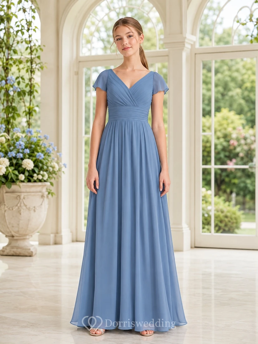 Vestido de dama de honor juvenil azul acero, corte en A, escote en V, manga corta, pétalos plisados, estilo romántico.