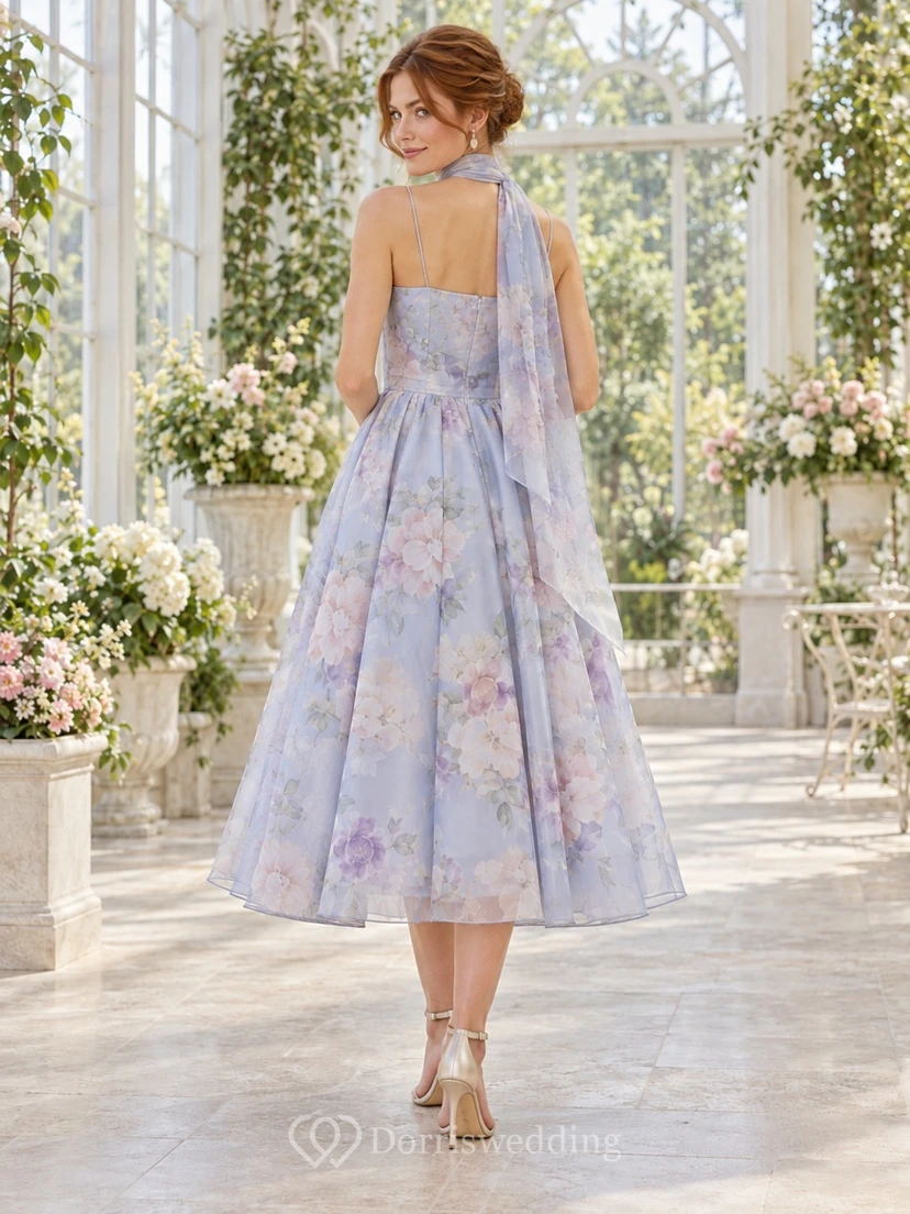 Vestido de fiesta de gasa azul claro con cuello tipo bufanda y estampado floral, sin mangas, largo hasta la rodilla, corte en A, para invitada de boda. view 2