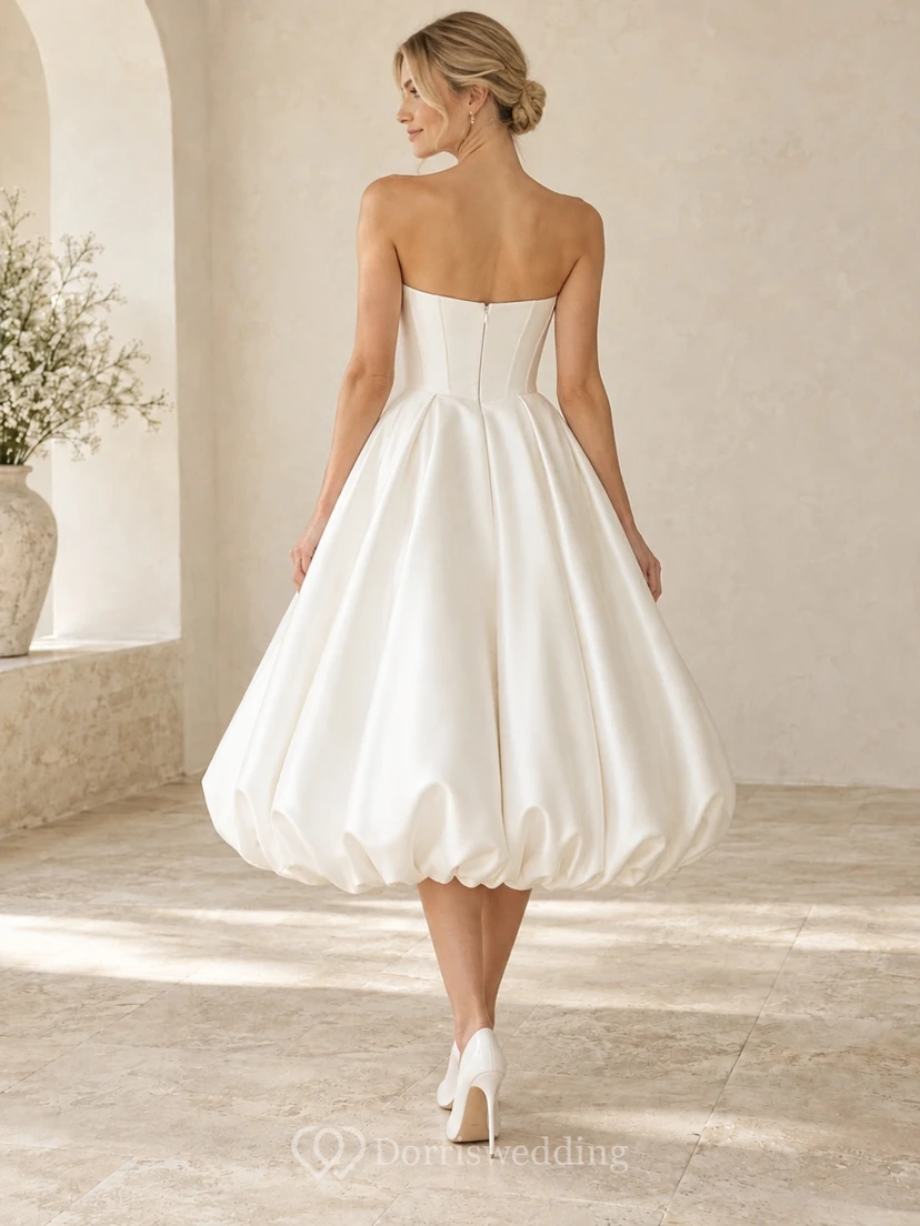 Robe de mariée simple en satin, longueur thé, bustier, col droit et ourlet bouffant, sans bretelles. view 2