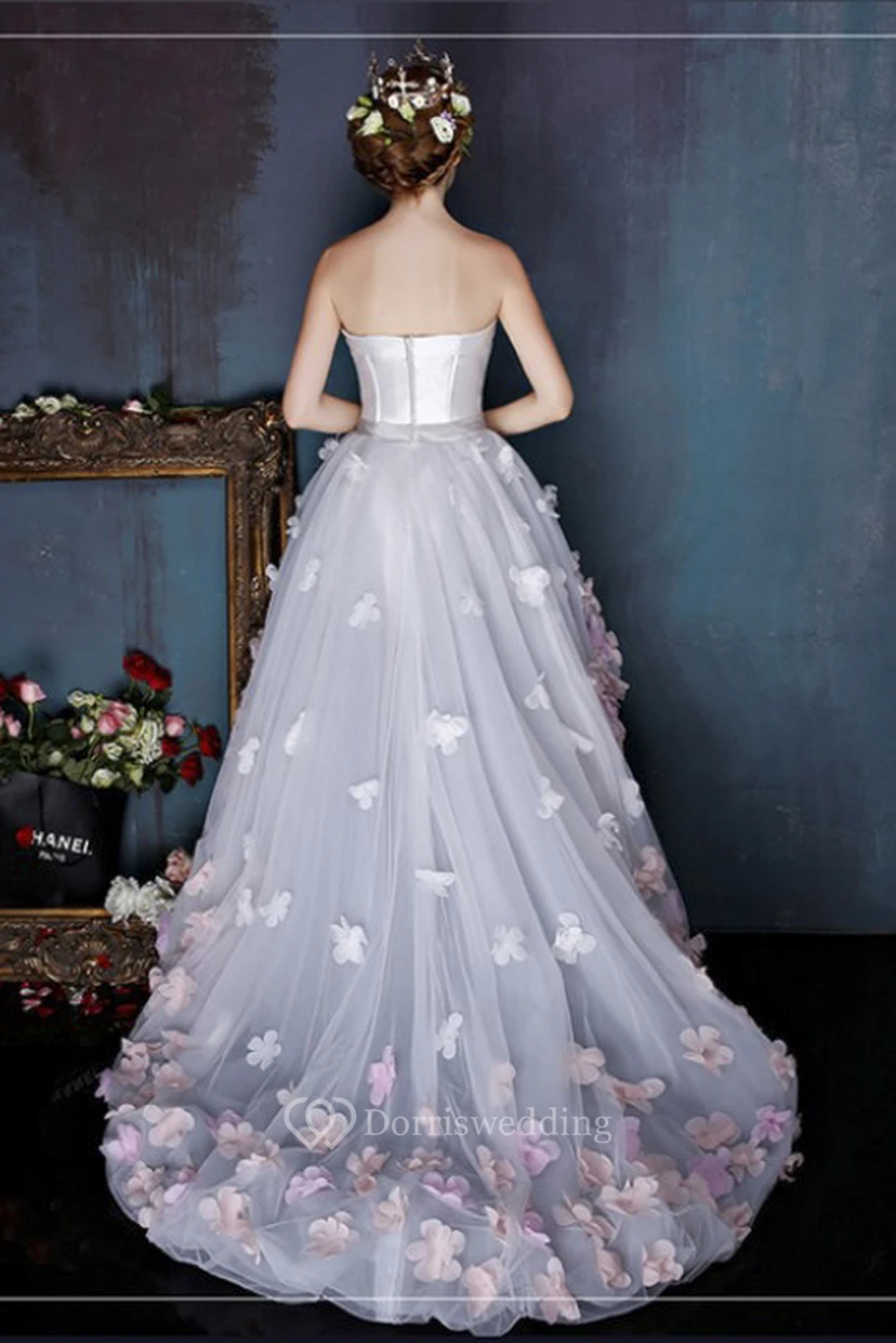 Ärmelloses, süßes Kleid mit asymmetrischem Saum, offenem Rücken, 3D-Blumenapplikationen und zarter Schleife. view 2