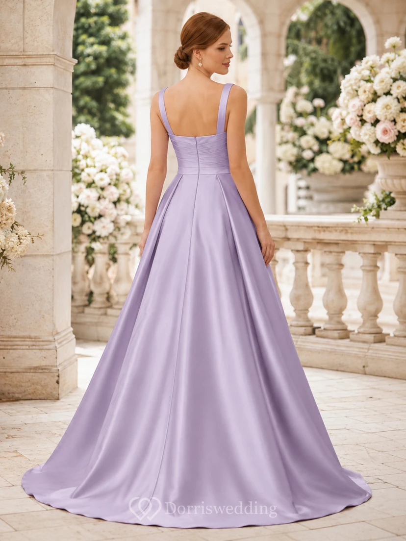 Robe de mariée lilas en satin, décolleté carré, bretelles carrées et traîne. view 2
