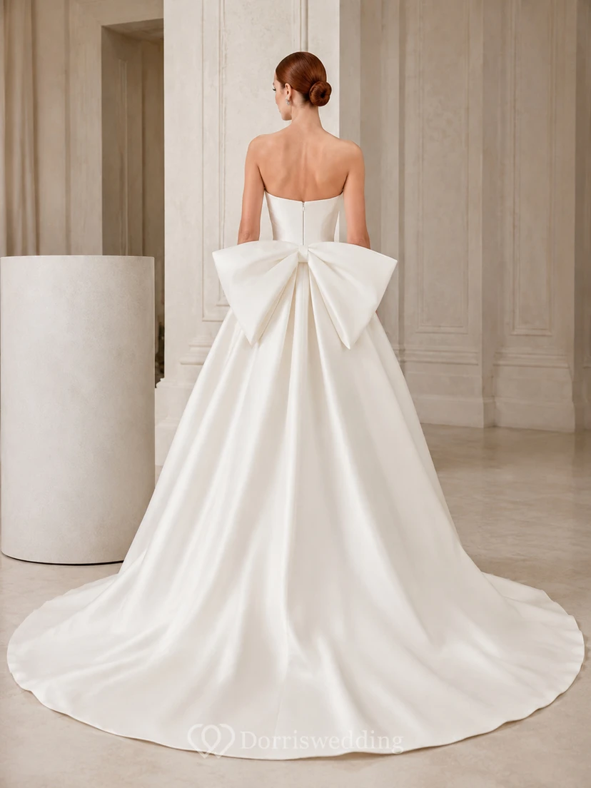 Robe de bal bustier sans manches en satin pur, ornée d'un nœud et d'une traîne chapelle. Robe de mariée style vintage. view 2