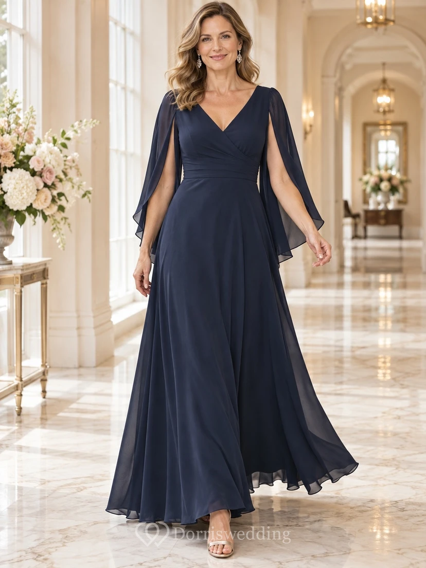 Dunkelblaues, formelles Abendkleid in A-Linie mit V-Ausschnitt, geraffter Taille, Chiffoncape und bodenlangem Schnitt.