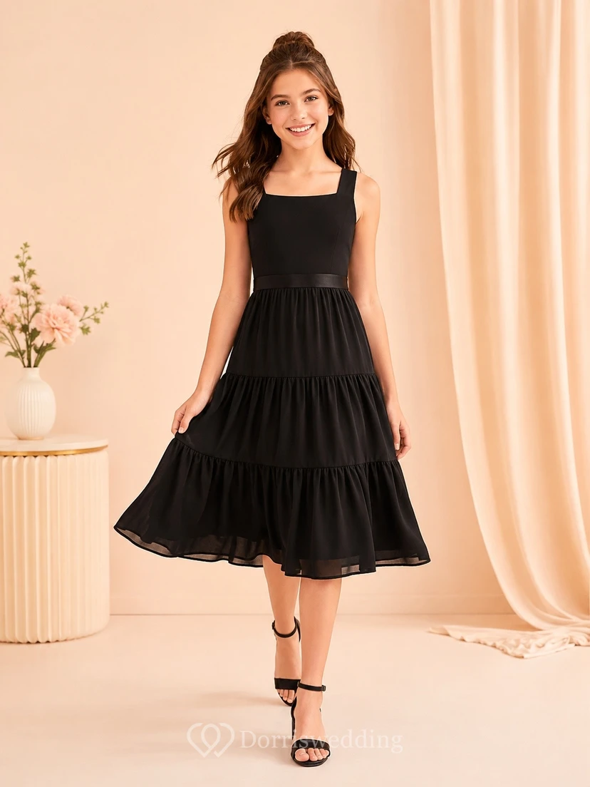 Vestido midi negro de gasa con escote cuadrado, tirantes y volantes.