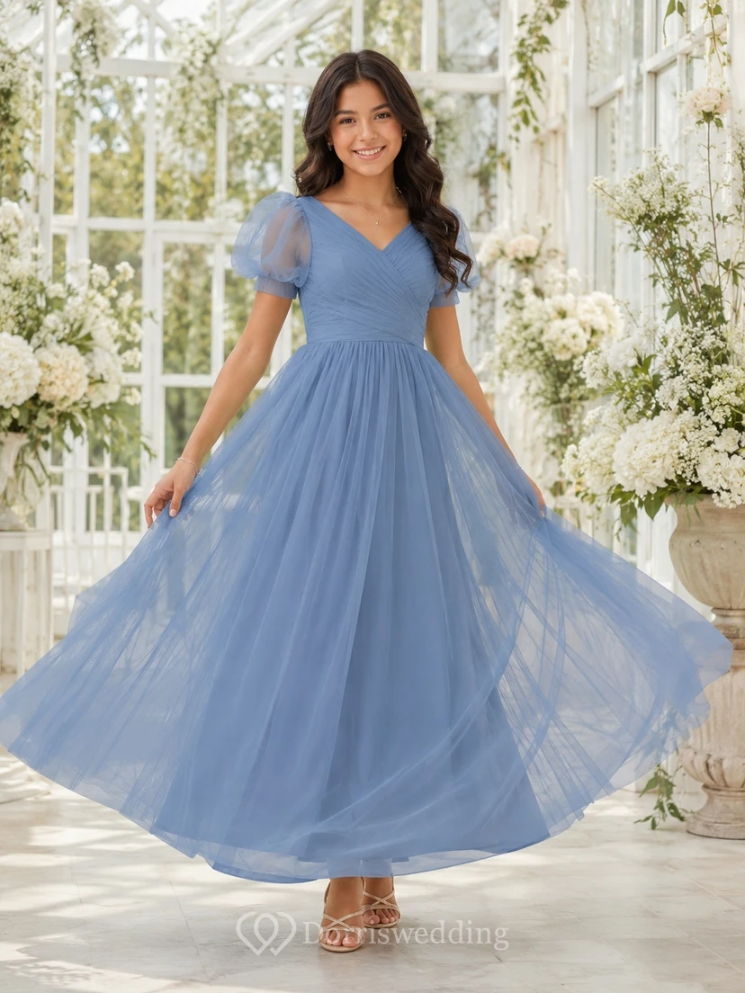Vestido de dama de honor juvenil azul acero, corte en A, escote en V, manga corta, falda abullonada/globo plisada, estilo romántico.